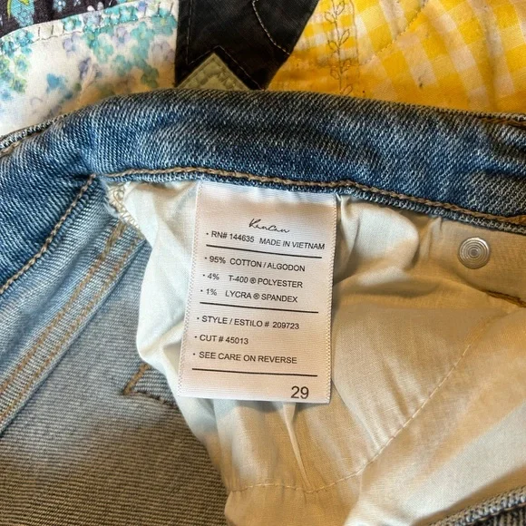 KanCan size 29 Women's Distressed Blue Jeans - Picture 4 of 8